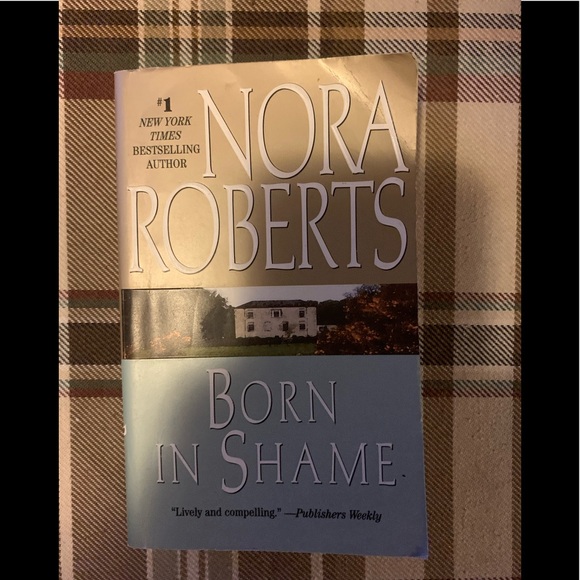 Nora Roberts 4 book bundle - Picture 8 of 13